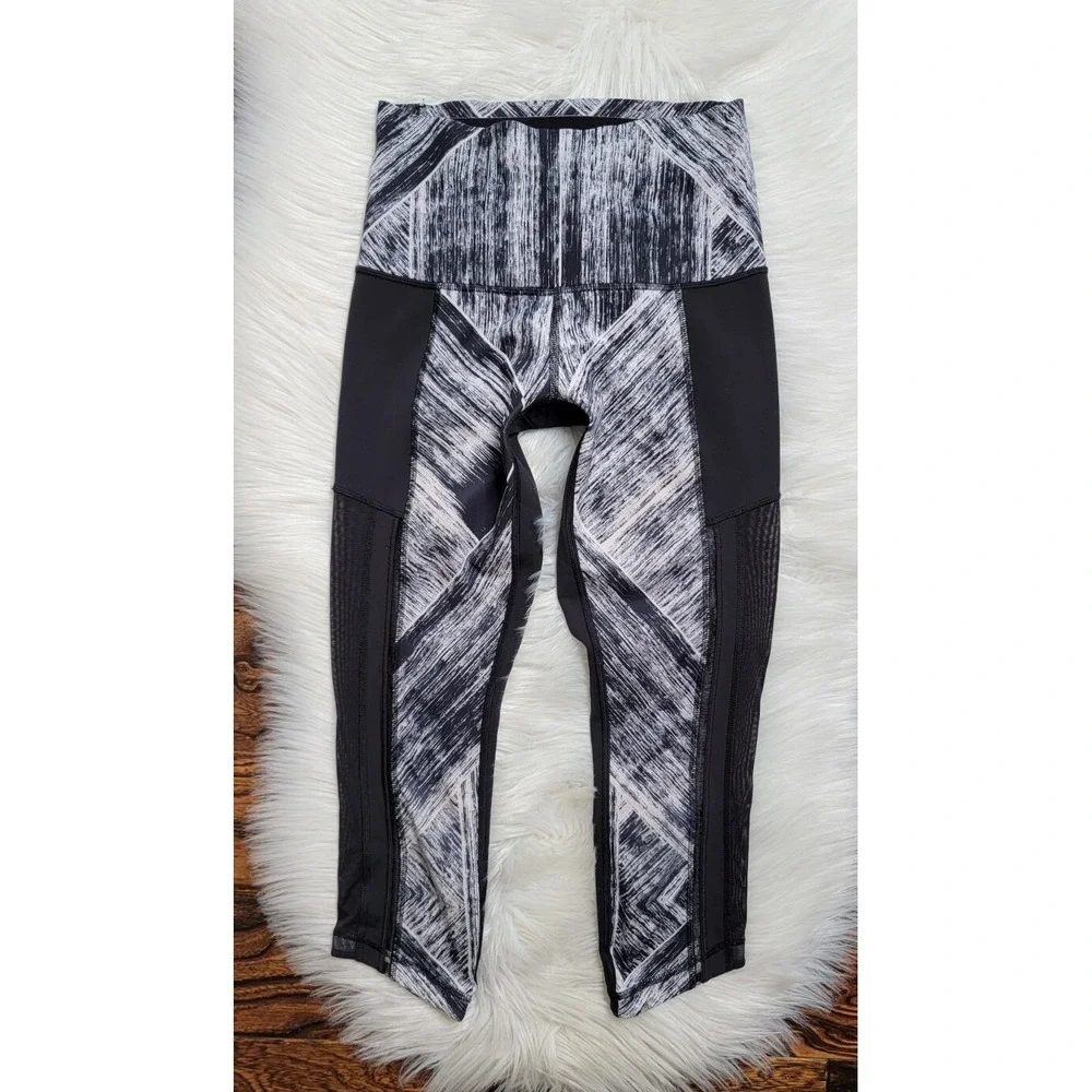 Lululemon Hot To Street Crop Size 4 Heat Wave White /Black Side Mesh Tight